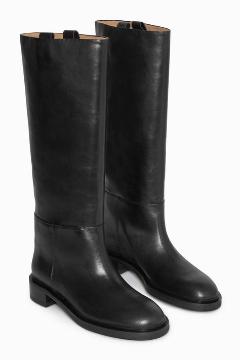 8 Boot Trends Our Editors Aren't Really Buying Anymore | Who What Wear Riding Boot Outfits, Fall Nyc, Boston Outfits, Black Knee Boots, Lug Sole Boots, Velvet Boots, Black Riding Boots, Trending Boots, Black Knees