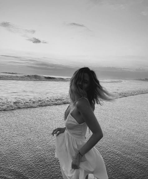 Beach Film Portraits, Old Money Beach Photoshoot, Windy Beach Photoshoot, Feminine Beach Photoshoot, White Dress Ocean Photoshoot, Boho Beach Outfit Ideas, Windy Beach Pictures, Black And White Beach Photoshoot, Flash Beach Photoshoot