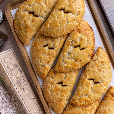 Harry Potter Pumpkin Pasties Harry Potter Desserts, Harry Potter Pumpkin, Pumpkin Pasties, Harry Potter Food, Hand Pie, The Wizarding World Of Harry Potter, Vegetables Recipes, Sweet Pumpkin, Breakfast Drink