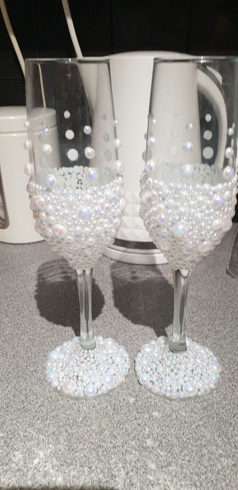 Bedazzled Champagne Glasses, Pearl Wine Glasses, Bedazzled Wine Glasses, Diy Wine Glasses, Wine Glass Crafts, Glass Craft, Wine Night, Guys Clothing Styles, Wedding White