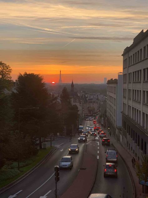 Paris sunrise: 6 Stunning Places to Watch The Sunrise In Paris (+ A Free Map & Tips) - Dreams in Paris Sunrise In Paris, Sunrise Paris, Traveling To Paris, Watching The Sunrise, Watch The Sunrise, Beautiful Paris, Free Maps, A Paris, The Sunrise