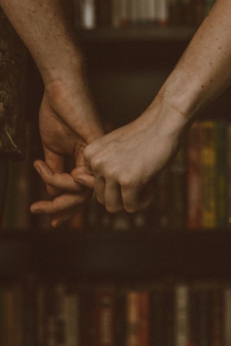 Cottagecore Romance Aesthetic, Reading Together Aesthetic, Book Romance Aesthetic, Library Date Aesthetic Couple, Library Romance, Bookworm Couple Aesthetic, Couple In Library Aesthetic, Couple In Bookstore, Bookshop Engagement Photos