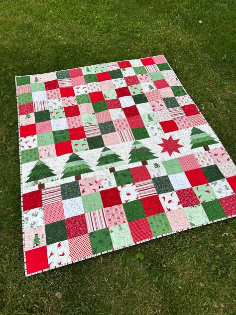 Christmas Charm Pack Quilt Patterns, Easy Christmas Quilt Patterns Free, Christmas Patchwork Quilt, Easy Christmas Quilt Patterns, Christmas Quilt Blocks Free Pattern, Easy Christmas Quilt, Texture Craft, Quilt Patterns For Beginners, Crochet Patchwork Blanket