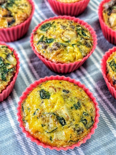 Arranged on a light blue plaid cloth are oven and air fryer safe red silicone muffin cups filled with bright yellow cooked egg loaded with dairy-free nutritional yeast, sausage, potatoes, onion and kale. Airfryer Breakfast, Baked Egg Cups, Egg Cups Recipe, Air Fryer Breakfast, Whole30 Breakfast, Zero Carb Foods, How To Cook Kale, Shrimp Ceviche, Whole 30 Breakfast