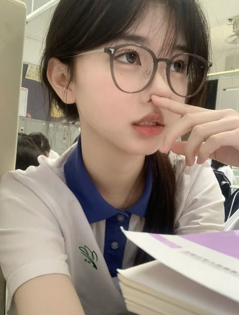 Korean Student Makeup, Ulzzang Girl School, Korean School Aesthetic, Chinese School Uniform, Ulzzang Glasses, Ulzzang School, Chinese High School, Chinese Student, High School Makeup