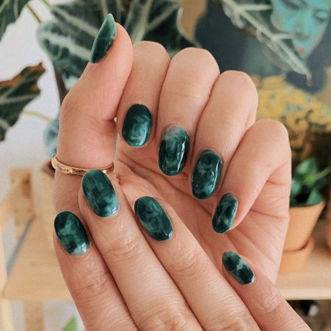 Nail Art Hijau, Makeup Zombie, Nail Design Glitter, 2023 Nail, Nagellack Trends, Marble Nail Designs, Green Nail Designs, Marble Nail Art, Green Nail Polish