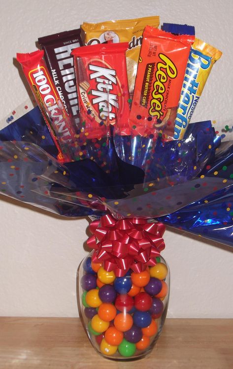 Candy bouquet with bubble gum base, easy to make ask me at balloonsandmoregifts@yahoo.com Bingo Prizes, Candy Bar Gifts, Birthday Candy Bouquet, Candy Bar Bouquet, Candy Trees, Candy Arrangements, Candy Bouquet Diy, Candy Grams, Valentine Baskets