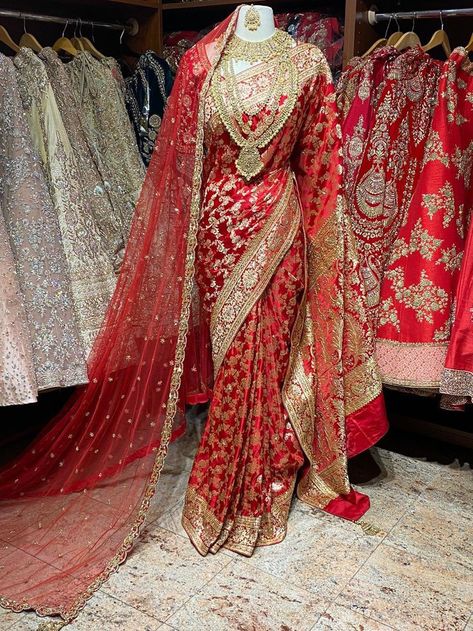 Bridel Sarees Indian, Banarsi Saree Bride, Silk Saree With Dupatta, Bride In Saree With Dupatta, Sabyasachi Sarees Brides, Bridal Saree Look For Wedding, Bridal Saree With Dupatta, Red Banarasi Saree Wedding, Benarasi Saree Wedding