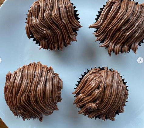 Adding the chocolate icing 'shaggy coats' Highland Cow Cupcakes Diy, Highland Cow Cupcakes, Highland Cow Cake, Cow Birthday Cake, Cow Cupcakes, Cow Cake, Cow Cakes, Cupcake Images, Cupcake Tray