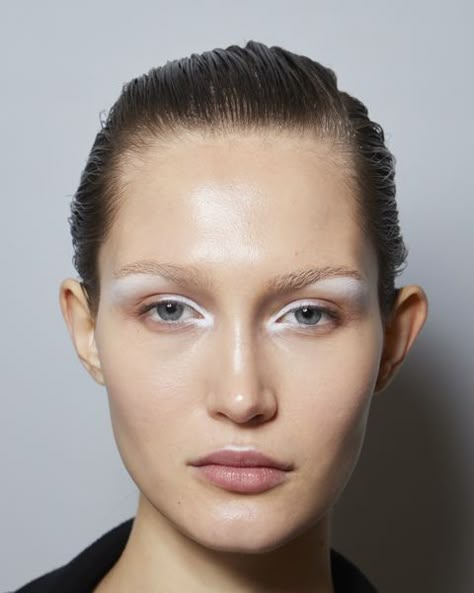 Runway Hair And Makeup, Fashion Week Makeup Looks, Fashion Week Makeup 2023, Runway Hair Trends 2023, Makeup Trends 2023 Summer, Glossy Makeup Look, Fashion Makeup Looks, Runway Makeup Looks, Make Up Trend