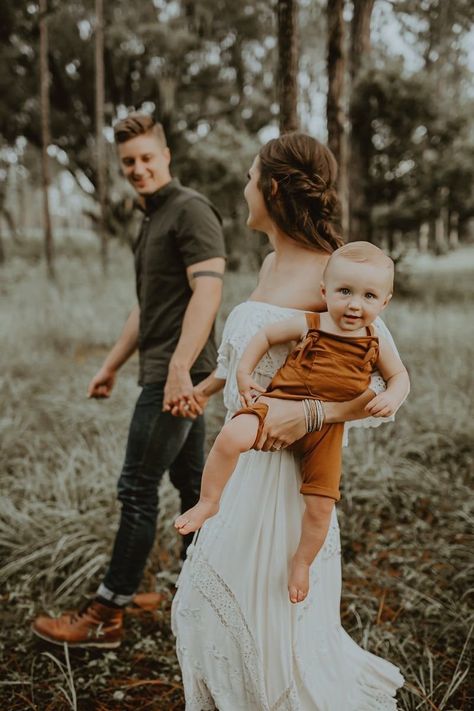 Family Picture With One Year Old, Grandparent Photoshoot Family Pictures, Dark And Moody Family Photography, Family Photoshoot 3 Month Old, Midsize Photoshoot Outfit, Grand Parent Photo Shoot, Family Blanket Photos, Family Photoshoot 6 Month Old, 6 Month Family Photos Summer