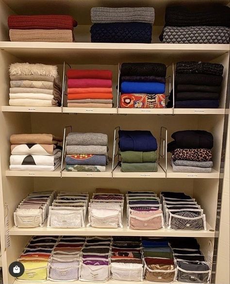 Small Wardrobe Organisation Ideas, Small Wardrobe Organisation, Wardrobe Organisation Ideas, Closet Organisation, Master Closet Organization, Closet Organizer With Drawers, Room Organization Bedroom, Room Organisation, Closet Hacks Organizing