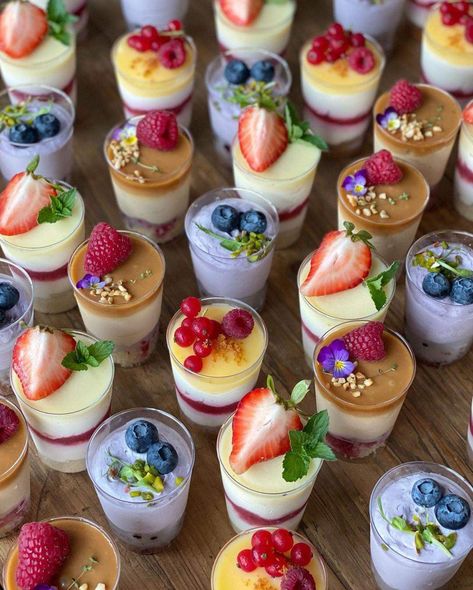 Dessert Cups Recipes, Mini Dessert Cups, Milk Tea Recipes, Party Food Buffet, Catering Ideas Food, Chocolate Fruit, Easy Food Art, Catering Food, Buffet Food