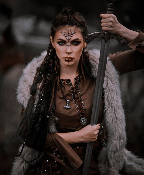 Viking Halloween Costume, Viking Makeup, Vikings Halloween, Viking Warrior Woman, Viking Party, Viking Aesthetic, Pagan Wedding, Warrior Costume, Viking Dress