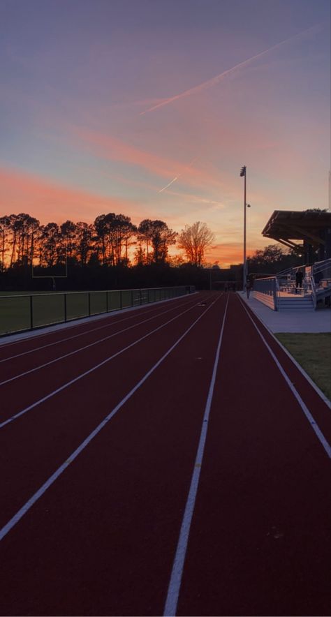 Running Sport Aesthetic, Running Asethic Pictures, Track Field Photography, Cross Country Backgrounds, Sprinting Aesthetic, Aesthetic Track Pictures, Track Wallpaper Aesthetic, Long Jump Aesthetic, Track And Field Wallpaper