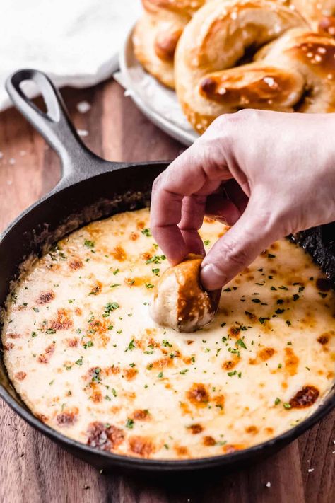 Beer Cheese Dip Recipe, Dip Recipes Hot, Beer Cheese Dip, Delicious Appetizer Recipes, Best Appetizer Recipes, Dip Recipes Easy, Beer Cheese, White Cheddar, Football Food