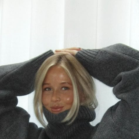 Josefine Haaning Jensen on Instagram: "Annonce - grey knit layering season is my favorite season @samsoesamsoe �🤎" Cold Winter Aesthetic Outfit, Winter Scandi Style, Light Ash Hair, Copenhagen Winter Style, Festive Winter Outfits, Scandi Makeup, Scandinavian Style Winter, Winter Season Aesthetic, Scandi Winter