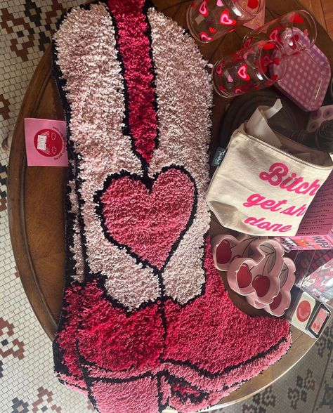 Super cute cowgirl boot rug from shop of things, for any room! even hang it up as decor! Barbie Cowgirl Aesthetic, Cowgirl Apartment Decor, Pink Cowgirl Bedroom, Girly Western Aesthetic, Pink Western Bedroom Ideas, Pink Western Bathroom, Western Barbie Aesthetic, Pink Cowgirl Decor, Cowgirl Aesthetic Room