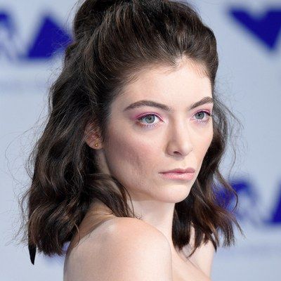 Middle Haircut, Lorde Hair, Middle Hair, Curly Lob, Big Curls, Scene Hair, Mid Length Hair, Lorde, Shoulder Length Hair