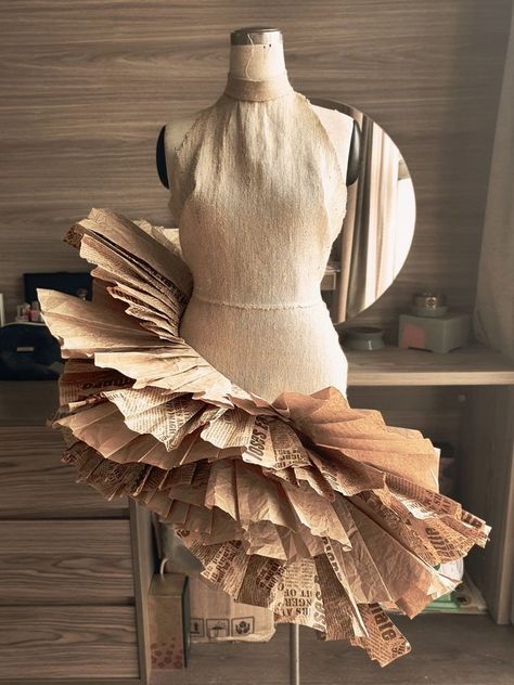 Paper Dress Art, Newspaper Fashion, Newspaper Dress, Paper Clothes, Recycled Dress, Origami Fashion, Dress Display, Paper Fashion, Draping Fashion