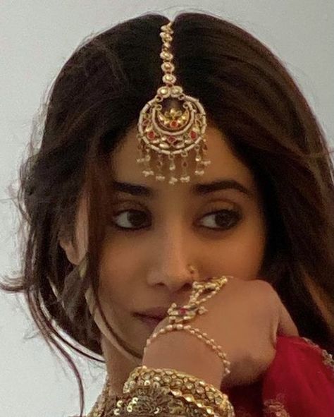 Janhvi Kapoor on Instagram: "💕" Brown Girls Makeup, Sparkly Makeup, Desi Love, Janhvi Kapoor, Desi Fashion Casual, Indian Photoshoot, Indian Woman, Vintage Bollywood, Bridal Gold Jewellery Designs