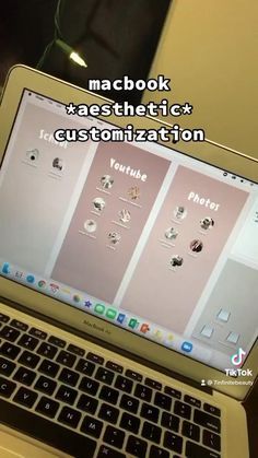 How To Customize Macbook Air, Aesthetic Laptop Accessories, How To Customize Laptop, Aesthetic Macbook Desktop Layout, How To Customize Macbook, Macbook Pro Customization, Macbook Aesthetic Customization, How To Make My Laptop Aesthetic, How To Make Macbook Aesthetic