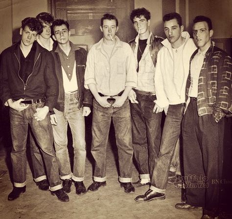 1950s Fashion Teenagers Guys, 1950s Fashion Teenagers, Mens 50s Fashion, 1950s Greaser, Rockabilly Style Men, 50s Fashion Men, Gang Clothes, 50s Mens Fashion, Gang Fashion