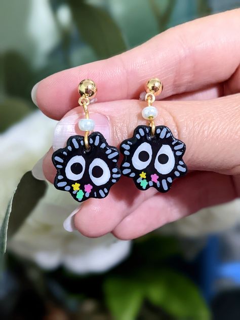 Soot Sprite Air Dry Clay Earrings Kawaii Cute Lightweight Dangle Studs https://etsy.me/3SiHykU #brass #pushback #earlobe #sootsprite #dangle #studs #earrings #anime #miyazaki #etsyshop #etsy #handmade #lightweight #kawaii #cute #ghibli #spiritedaway #totoro Thanks Giving Earrings, Clay Clips, Cute Ghibli, Dry Clay Earrings, Air Dry Clay Earrings, Earrings Anime, Emoji Earrings, Soot Sprite, Earrings Kawaii