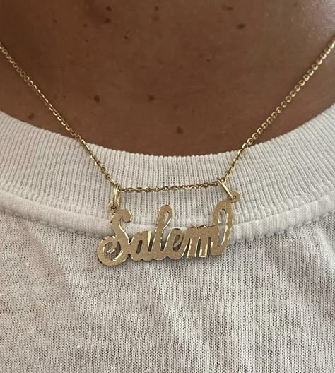 Custom Gold Jewelry, Xoxo Jewelry, Nameplate Necklace Gold, Nameplate Necklace, Jewelry Accessories Ideas, Dope Jewelry, Girly Accessories, Gold Diamond Jewelry, Jewelry Fashion Trends