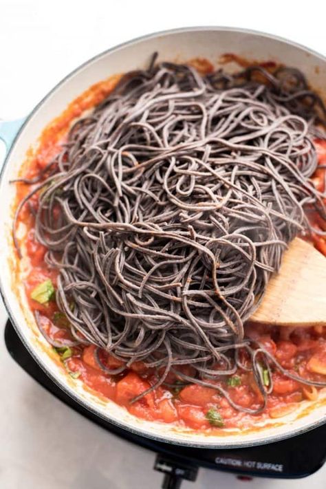 Black Bean Spaghetti Recipes, Black Bean Pasta Recipes, Black Bean Spaghetti, Cholesterol Meals, Black Bean Pasta, Black Bean Noodles, Spagetti Recipe, Veggie Diet, Veggie Main Dishes