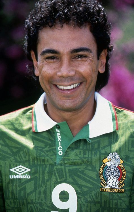 Foto retrato a la seleccion Mexicana, Copa Mundial Usa 1994, En la foto: Hugo Sanchez Źródło: Mexsport / David Leah Fecha: Junio ​​1994 Hugo Sanchez, Hugo Lloris, Mexico Soccer, Gk Knowledge, Best Football Players, Goalkeeper Gloves, Sport Icon, Hispanic Heritage Month, International Football