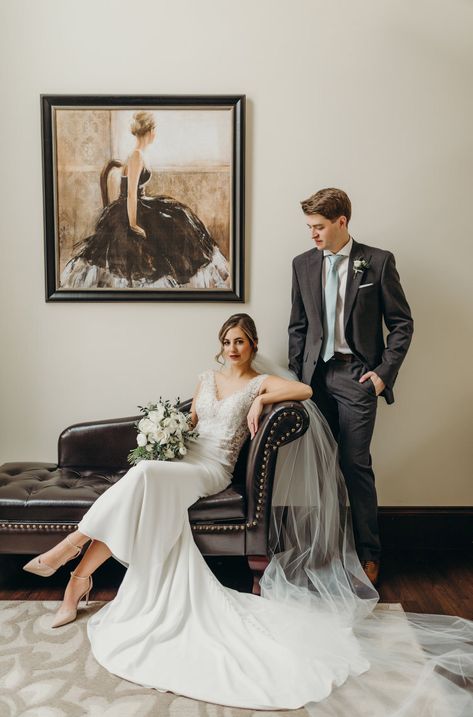 Wedding Couple Poses In Hotel, Wedding Photos Sitting, Indoor Wedding Couple Photos, Wedding Poses Indoor, Wedding Photos On Couch, Traditional Wedding Portraits, Wedding Couch Photos, Indoor Wedding Poses, Wedding Indoor Photography