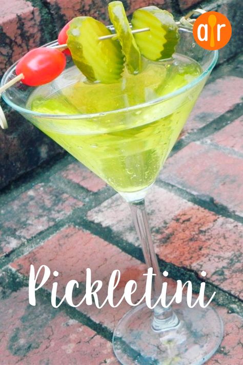 Pickletini Recipe, Fun Martini Recipes, Summary Ideas, Leftover Pickle Juice, Edible Cocktails, Pickle Recipes, Pickle Lover, Winnipeg Wedding, Mixed Drinks Alcohol