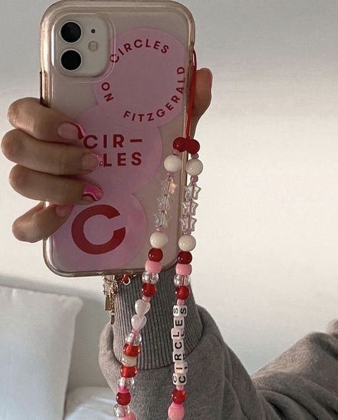 Phone Charms Aesthetic, Charms Aesthetic, Diy Iphone Case, Iphone Cases Cute, Gadgets Technology Awesome, Charm Holder, Pretty Phone Cases, Iphone Se Case, Cases Diy