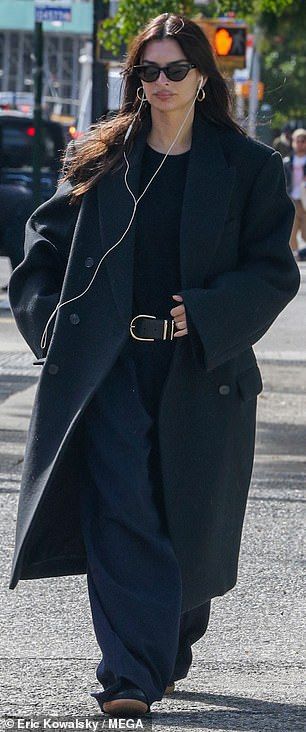 Big Trench Coat Outfit, Baggy Coat Outfit, Oversized Trench Coat Street Styles, Shopping Bag Outfit, Winter Oversized Outfits, Trench Jacket Outfit, Oversized Pants Outfit, Oversized Trench Coat Outfits, Oversized Coat Outfit