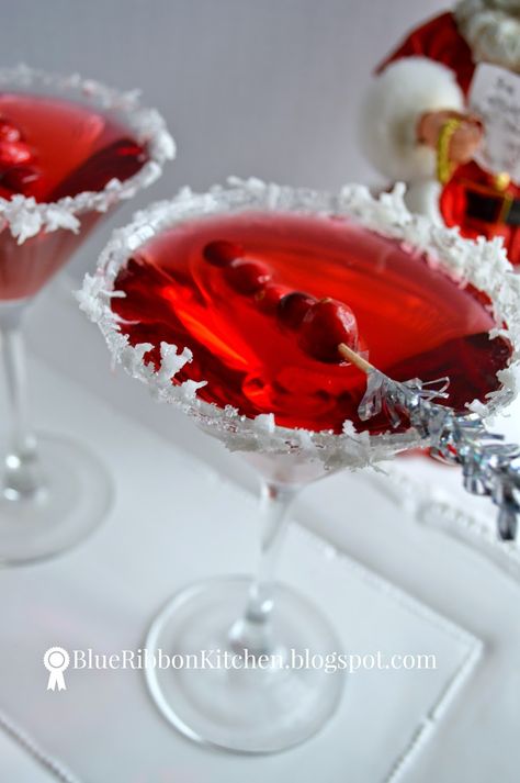 15 Christmas Cocktails for To Host An Epic Holiday Party Wedding Martini, Christmas Drinks Alcohol, Candy Cocktails, Christmas Cocktail Party, Colour Pallets, Holiday Drink, Red Garden, Christmas Entertaining, Christmas Weddings