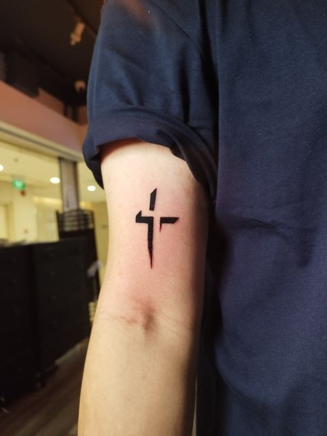 Tattoo for Men 3 Crosses Tattoo Men, Minimalist Cross Tattoo, 3d Cross Tattoo, Tattoo In Arm, Cross Tattoo Men, Christian Cross Tattoos, Shadow Tattoo, Guys Tattoos, Cross Tattoo For Men