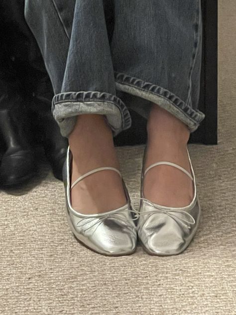 Metallic Silver Outfit, Ballerina Project Photography, Metallic Outfit, 2024 Color Trends, 2024 Colors, Silver Outfit, Silver Outfits, Trend 2024, 2024 Color