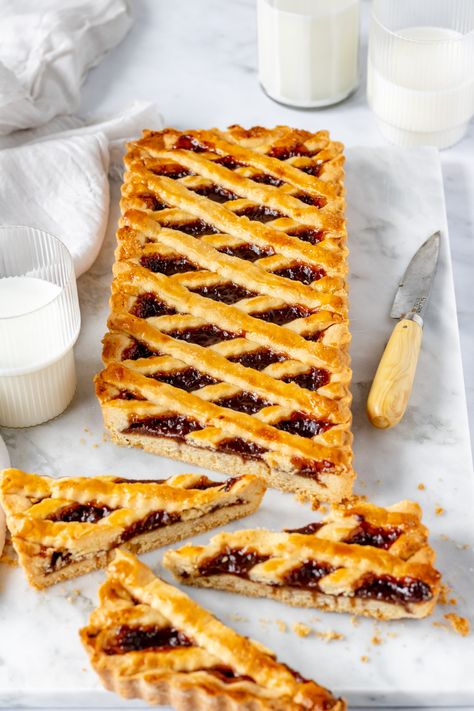 Crostata Italian Jam Tart Recipe Sweet Shortcrust Pastry Recipe, Italian Christmas Cookie Recipes, Crostata Recipe, Shortcrust Pastry Recipes, Jam Tarts, Italian Pastries, Homemade Pastries, British Baking, Tart Recipe