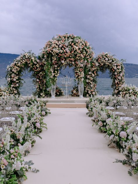 Decoration of three arches with a stunning lake view. Altar Design Wedding, Lake View Wedding, Marriage Aesthetic, Glamorous Wedding Venue, Wedding By The Water, Lakeside Wedding Ceremony, Decoration Engagement, Wedding Ceremony Setup, Wedding Forest