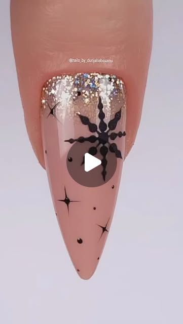 Nail Ideas | Inspire Nail Designs 💅 on Instagram: "❄️⚬ snowflake nail tutorial ⚬❄️ . . ✿ More easy nail art tutorials on my wall @inspire_nail_studio 💅🎨 . . ✿ By the talented @nails_by_dunjahabssaoui 👩🏻‍🎨✨ . . #ombrenails #ombrenails💅 #glitternail #snowflakesnails #snownails #nailarttutorial #nailsideas #nailinspo #inspirenailstudio #easynailart #nailsofinstagram #naildesign #xmasnails #christmasnails #naturalnails #winternails #decembernails #holidaynails #nailgoals #beginernailtech #nails💅 #auranails" Sugar Nail Art Design, Elegant Christmas Nail Designs, Nail Art Step By Step, Snow Nails, Snowflake Nail, Instant Nails, Sugar Nails, Nail Art Tutorials, December Nails