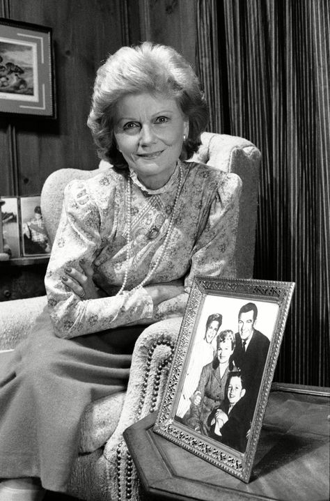 Hugh Beaumont, Buddy Ebsen, June Cleaver, Tv Moms, Leave It To Beaver, Mom Pictures, Classic Television, Star Show, Old Tv Shows