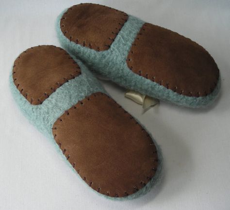 Women's Felted Moc Slippers  knitting pattern by lavenderhillknits, $6.95 Felted Slippers Pattern, Felted Wool Slippers, Knitted Slippers Pattern, Diy Slippers, Kids Knitting Patterns, Hand Knit Socks, Wool Slippers, Crochet Shop, Felted Slippers