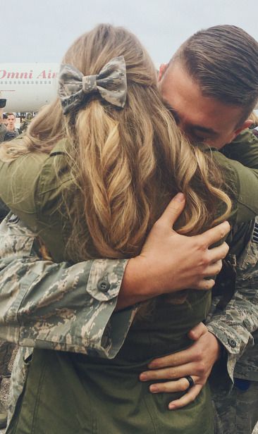 Military Homecoming Pictures, Military Couple Photography, Military Homecoming Signs, Military Boyfriend, Army Love Photography, Air Force Wife, Military Relationships, Army Couple Pictures, Homecoming Pictures