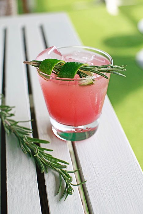 Flamingo Cocktail, Flamingo Drink, Themed Drinks, Fresh Watermelon, Best Shakes, Watermelon Recipes, Agave Syrup, Flamingo Party, Alcoholic Beverages