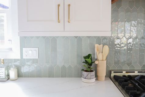 Green Kitchen Backsplash, Green Backsplash, Kitchen Backsplash Designs, Backsplash Designs, Up House, Green Tile, Kitchen Tiles Backsplash, Backsplash Ideas, Ceramic Wall Tiles