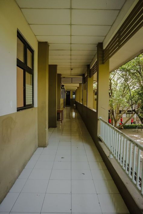 School Corridor Aesthetic, Perspective Drawing One Point, School Corridor, Background School, School Building Design, Coffee Shake, School Hallways, One Point Perspective, Classic House Exterior