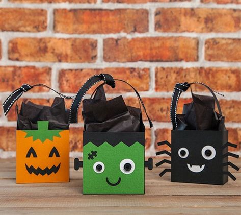 Halloween Treat Bags Diy, Diy Halloween Home Decor, Halloween Favor Bag, Diy Halloween Treats, Halloween Gift Baskets, Halloween Decor Diy, Craft Halloween, Classroom Treats, Diy Halloween Decor