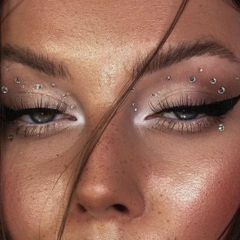 EUPHORIA MAKUP LOOKS & INSPO | RHINESTONE MAKEUP Fest Smink, Silvester Make Up, Coachella Makeup, Halloweenský Makeup, Concert Makeup, Rhinestone Makeup, Prom Eye Makeup, Flot Makeup, Rave Makeup