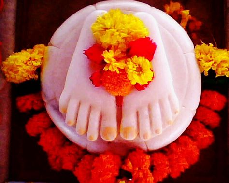 An idol of Shirdhi Sais feet worshipped through flowers. Sai Charan, Coconut Ladoo Recipe, Shirdi Sai Baba, Love Blessings, Sai Baba Miracles, Sai Baba Hd Wallpaper, Shirdi Sai Baba Wallpapers, Indian Flag Wallpaper, Sai Baba Quotes